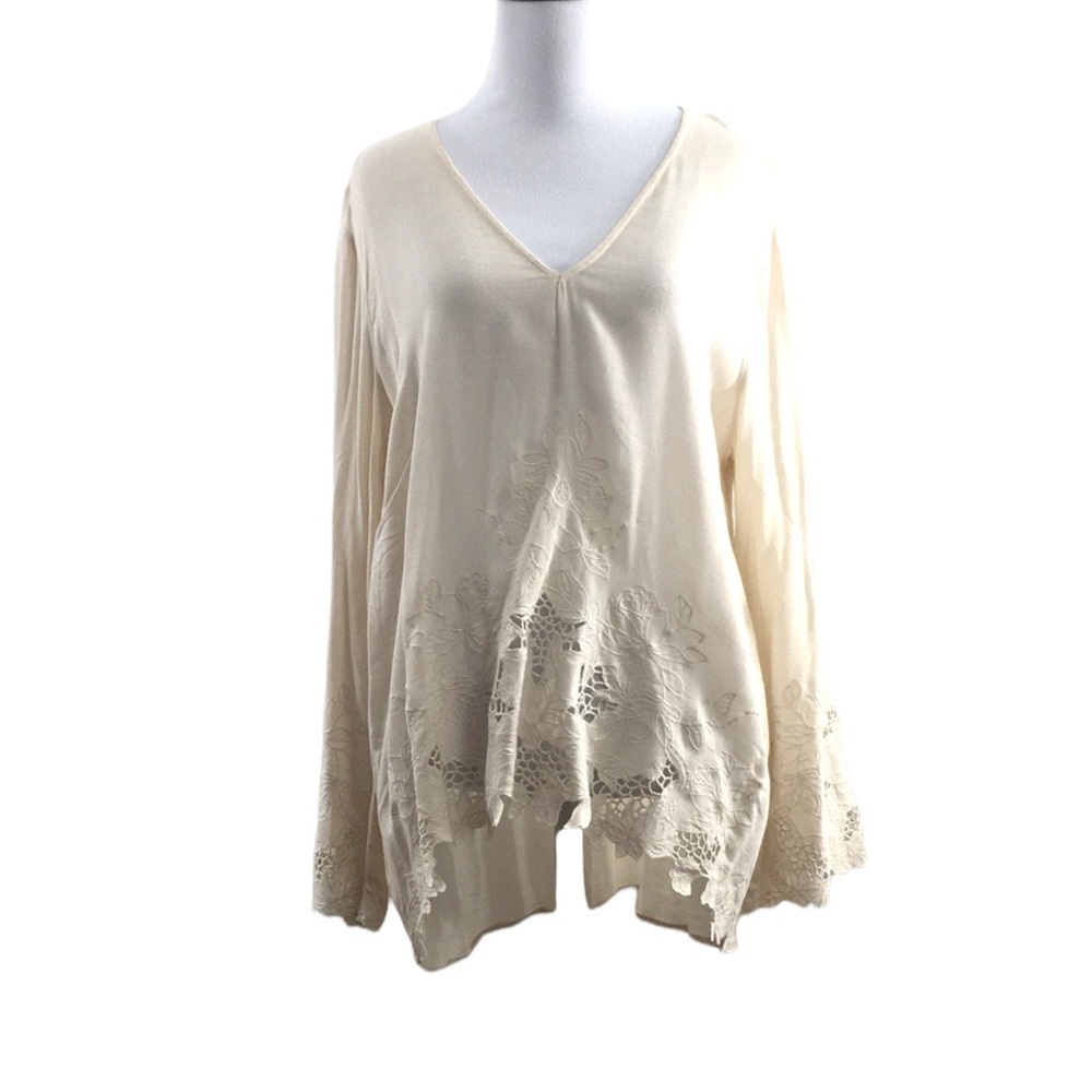 ASTR The Label Cream Lace V Neck Blouse Womens Medium Bell‎ Long Sleeve